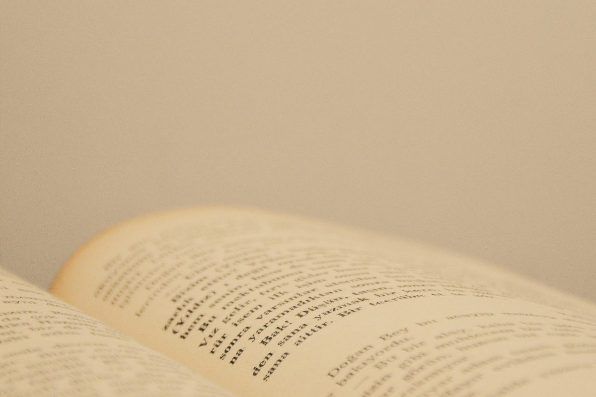 Me acuerdo de la única vez que leí a Georges Perec. Me sentía muy triste y compré <em>La vida instrucciones de uso</em> pensando que era un libro de autoayuda. A su manera lo fue